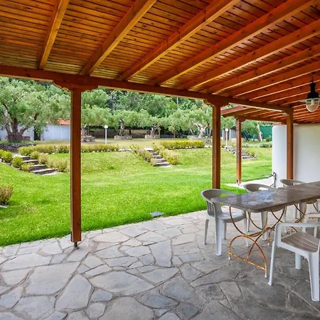 Case de vacanță Coastal Rustic House *